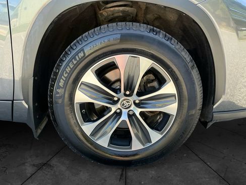 Used 2020 Toyota Highlander XLE AWD/4WD image 15