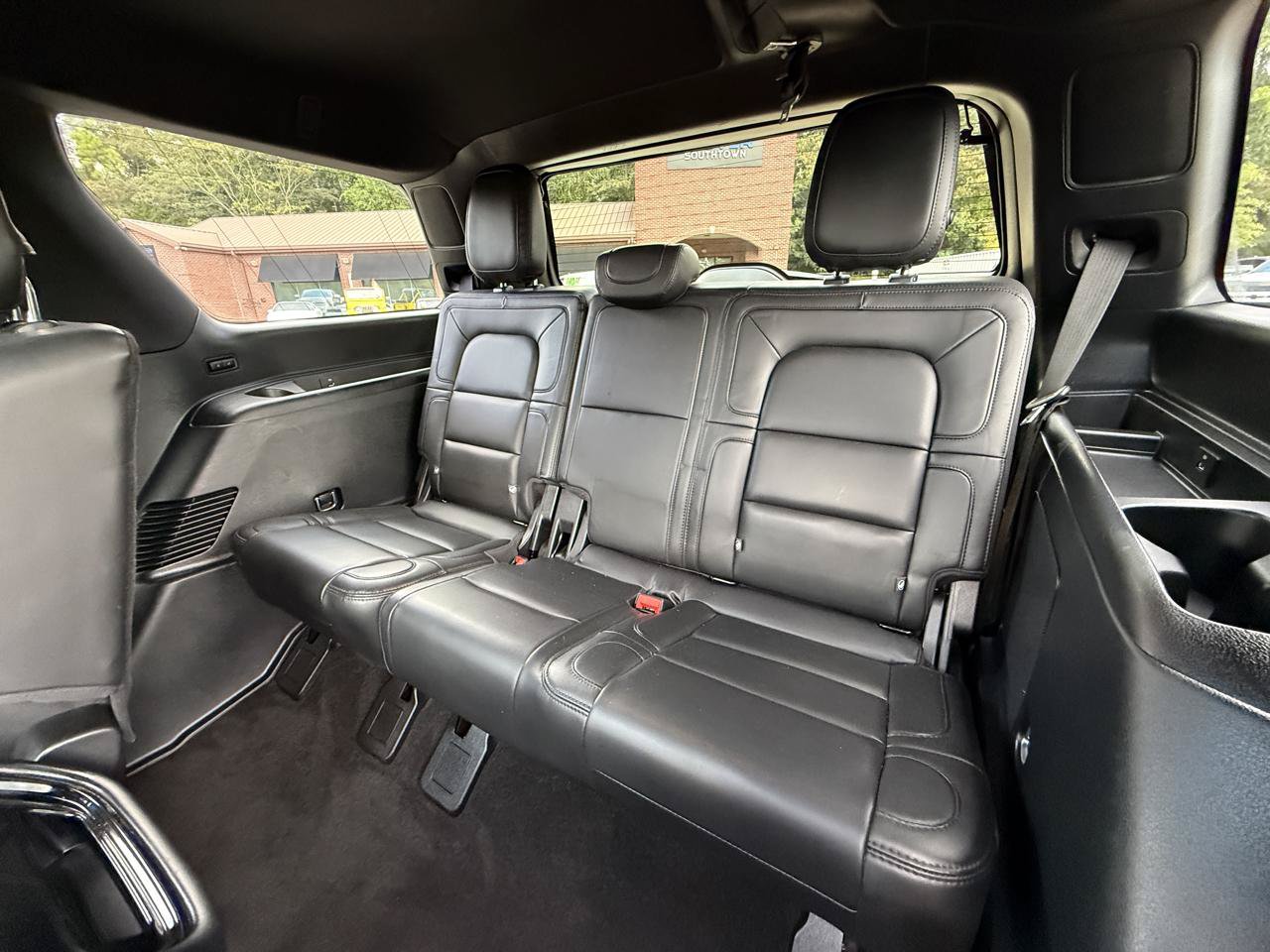 Used 2021 Lincoln Navigator Reserve w/ Luxury Package RWD image 17