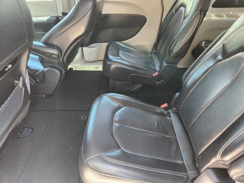 Used 2022 Chrysler Pacifica Touring-L FWD image 18
