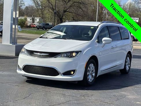 Used 2019 Chrysler Pacifica Touring-L image 32