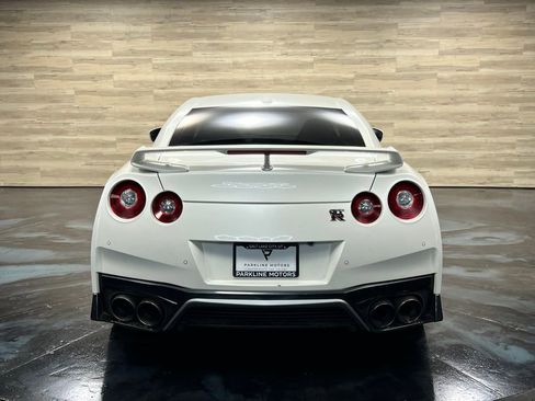 Used 2017 Nissan GT-R Premium image 18