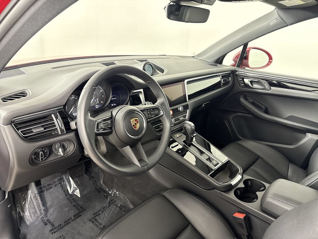 Certified 2025 Porsche Macan AWD/4WD image 4
