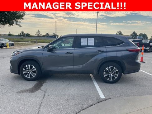 Used 2023 Toyota Highlander XLE image 6
