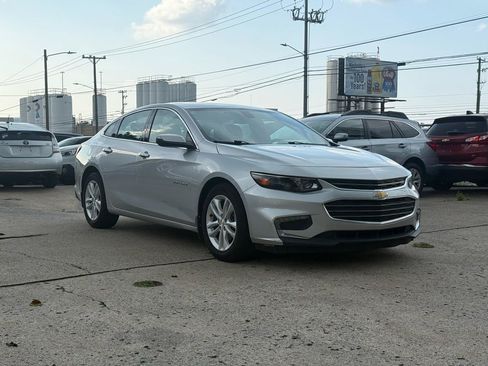 Used 2017 Chevrolet Malibu LT FWD image 4
