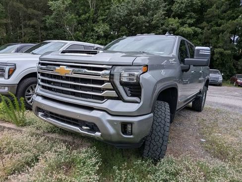 Used 2024 Chevrolet Silverado 2500 High Country w/ High Country Premium Package AWD/4WD image 3