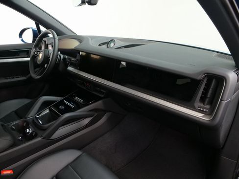 Used 2024 Porsche Cayenne image 24