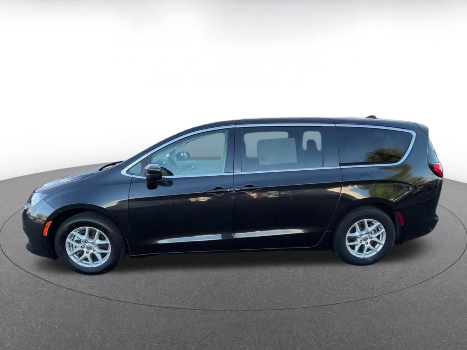 Used 2023 Chrysler Voyager LX FWD image 8