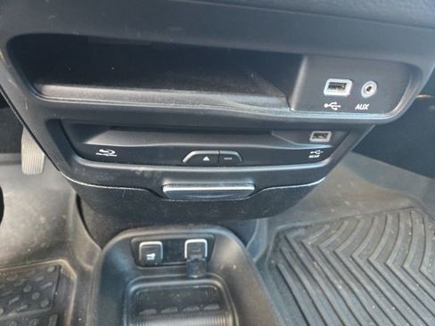 Used 2018 Chrysler Pacifica Limited w/ Tire & Wheel Group image 16