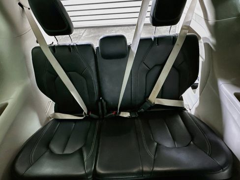 Used 2024 Chrysler Pacifica Touring-L FWD image 27