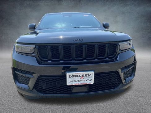 Used 2023 Jeep Grand Cherokee Altitude image 2