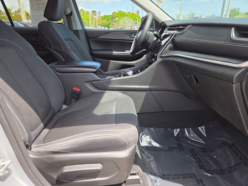 Used 2024 Jeep Grand Cherokee Laredo image 10