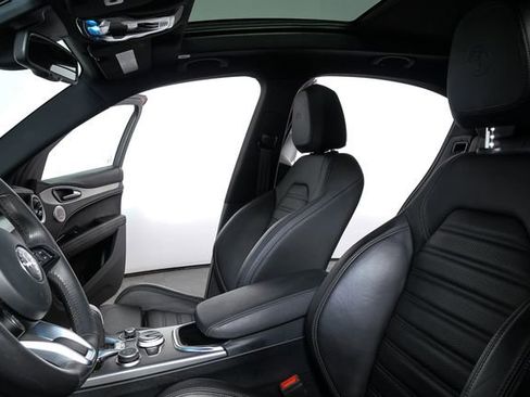 Used 2023 Alfa Romeo Stelvio Veloce image 3