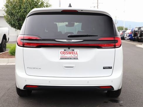 New 2026 Chrysler Pacifica Select image 5