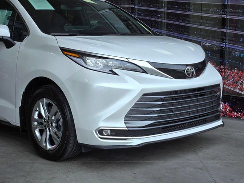 Certified 2026 Toyota Sienna Limited AWD/4WD image 2