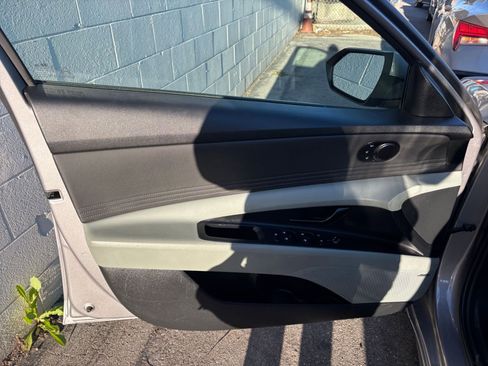 Used 2025 Hyundai Elantra Limited image 20