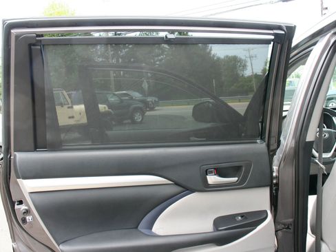 Used 2019 Toyota Highlander XLE AWD/4WD image 38