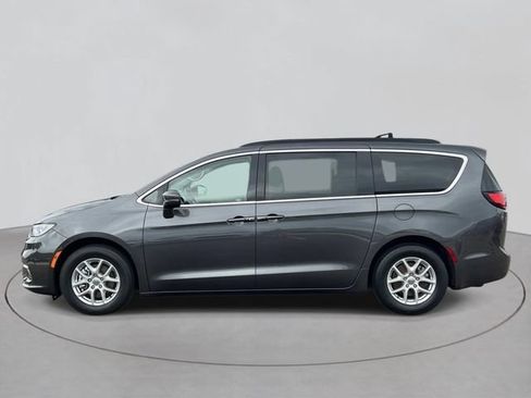 Used 2022 Chrysler Pacifica Touring-L FWD image 2