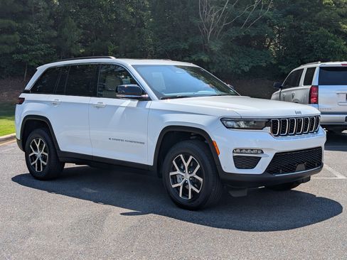 Used 2024 Jeep Grand Cherokee Limited w/ Luxury Tech Group II RWD image 11