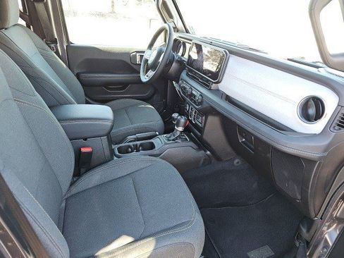Used 2025 Jeep Wrangler Sahara image 11