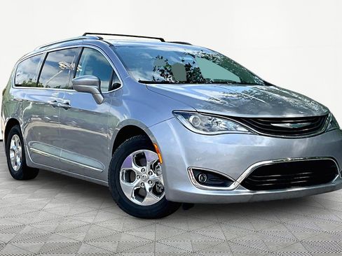 Used 2018 Chrysler Pacifica Touring-L FWD image 3