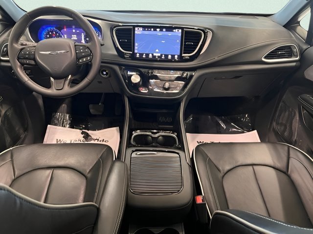 Used 2025 Chrysler Pacifica Limited FWD image 18