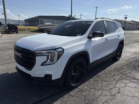 Used 2024 GMC Terrain SLE w/ Driver Convenience Package FWD image 3
