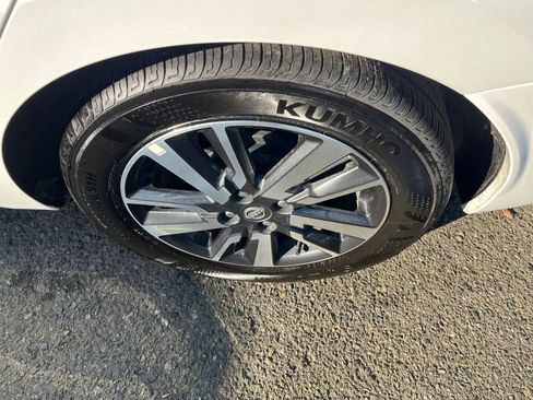 Used 2025 Nissan Versa SV image 30