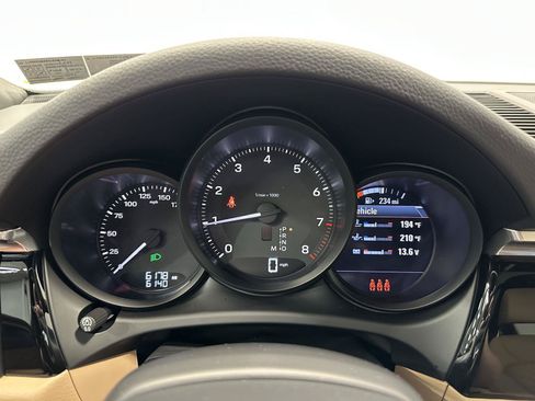 Certified 2025 Porsche Macan AWD/4WD image 24