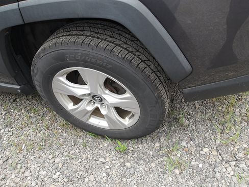 Used 2021 Toyota RAV4 XLE AWD/4WD image 3