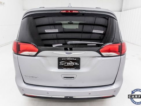 Used 2020 Chrysler Pacifica Touring-L image 7