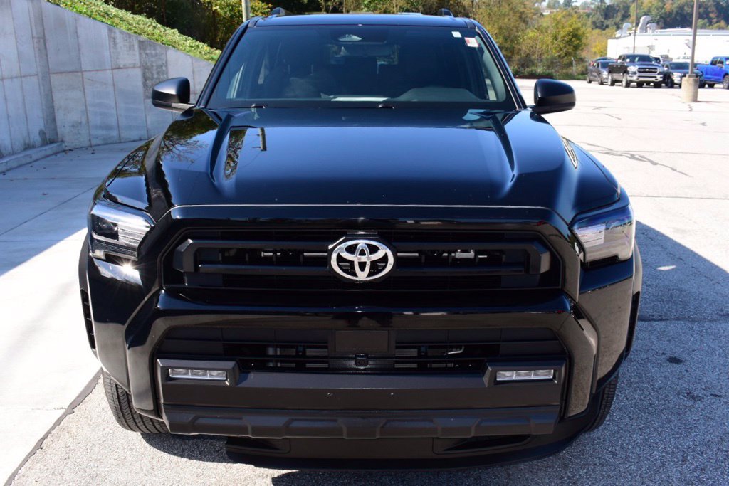 Used 2025 Toyota 4Runner SR5 AWD/4WD image 2