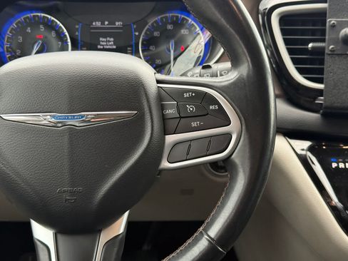 Used 2017 Chrysler Pacifica Touring-L FWD image 11