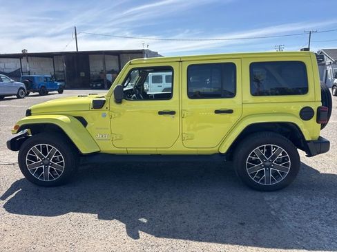 Used 2023 Jeep Wrangler Unlimited Sahara w/ Cold Weather Group AWD/4WD image 8