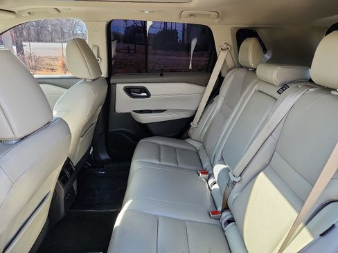 Used 2022 Nissan Rogue SV w/ SV Premium Package image 9