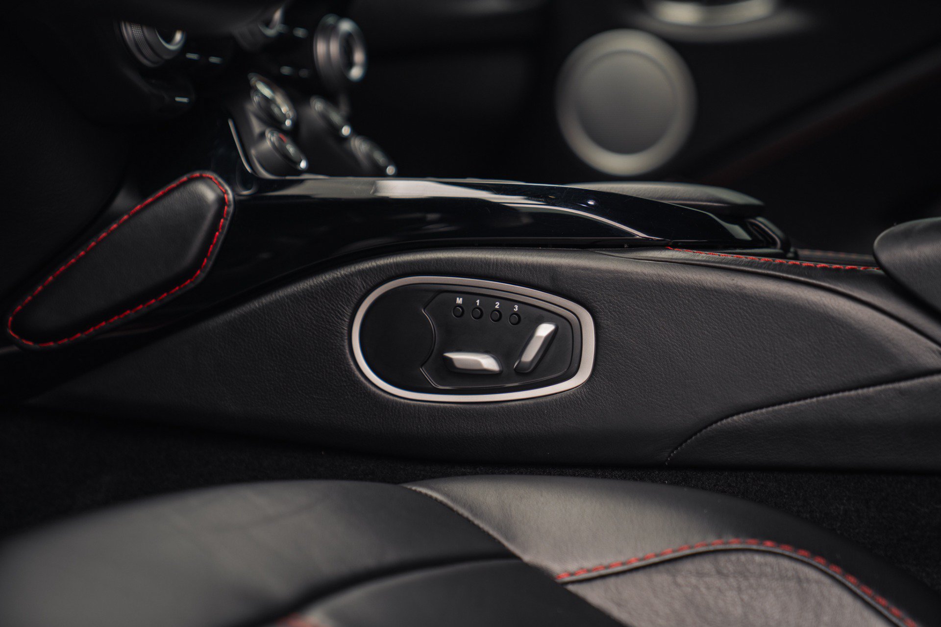 Used 2019 Aston Martin V8 Vantage Coupe RWD image 29