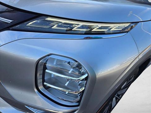 Used 2025 Mitsubishi Outlander SE image 9