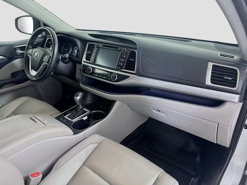 Used 2018 Toyota Highlander XLE AWD/4WD image 30
