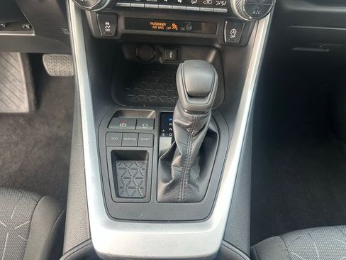 Used 2022 Toyota RAV4 XLE image 17