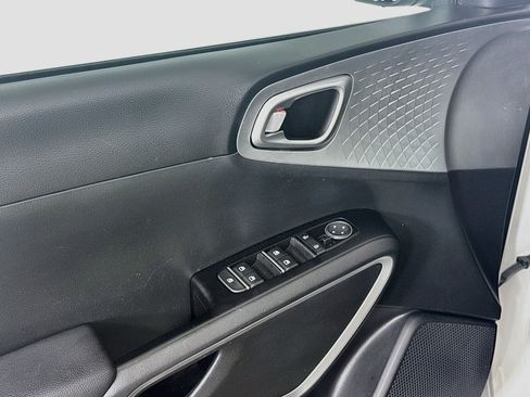 Used 2025 Kia Soul LX w/ LX Technology Package FWD image 15