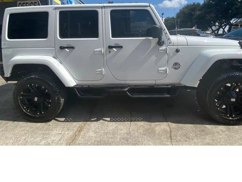 Used 2014 Jeep Wrangler Unlimited Sahara w/ Connectivity Group AWD/4WD image 7