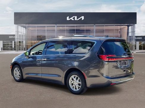 Used 2021 Chrysler Pacifica Touring-L FWD image 3