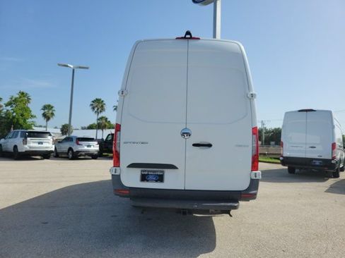 Used 2021 Freightliner Sprinter 2500 RWD image 5