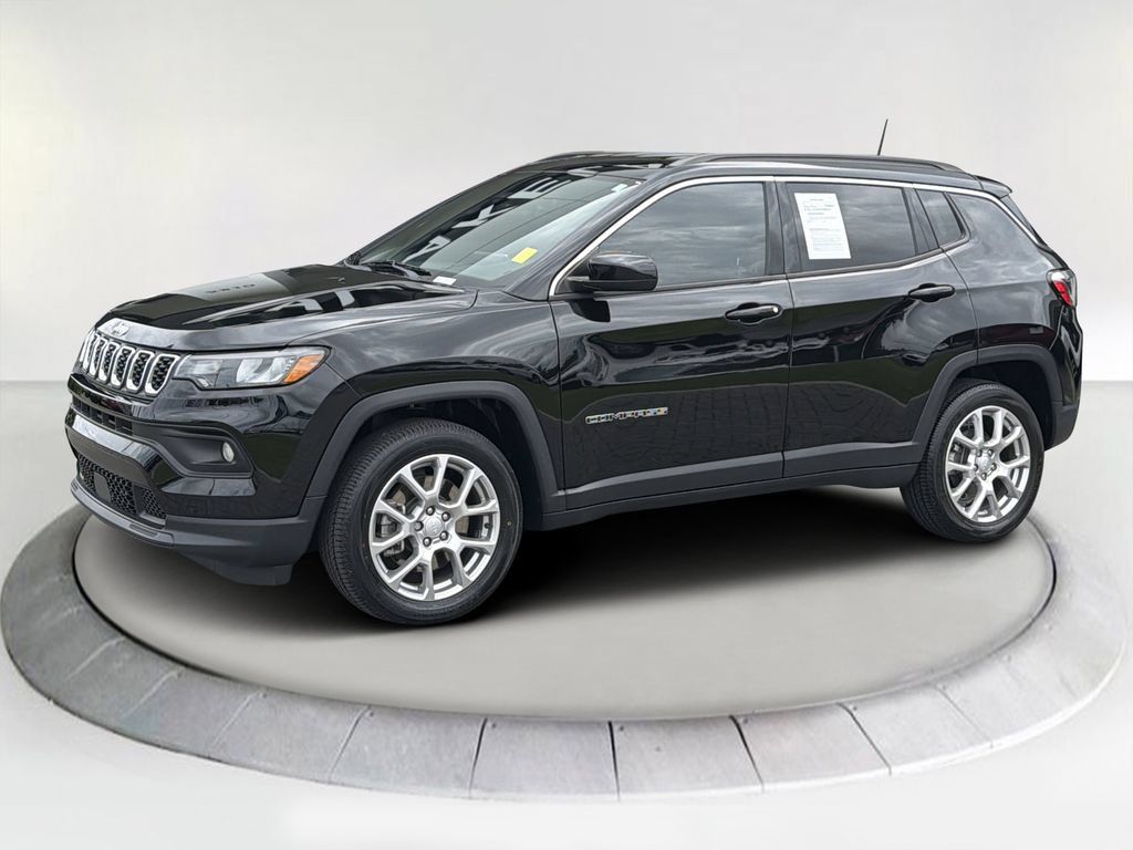 Used 2024 Jeep Compass Latitude AWD/4WD image 1
