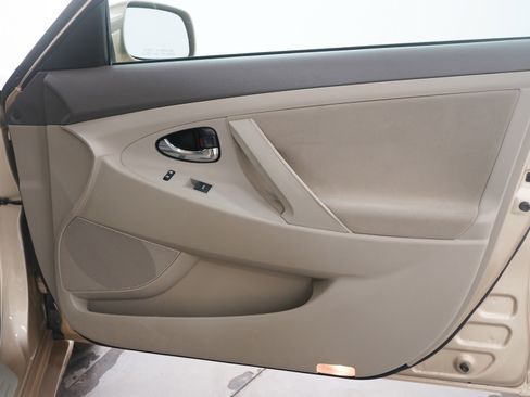 Used 2010 Toyota Camry LE image 9