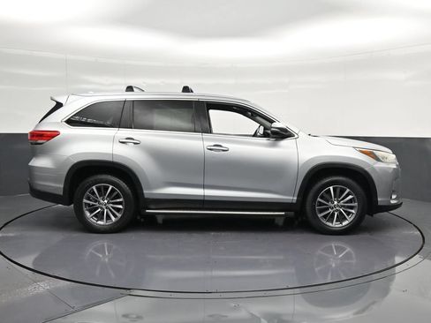 Used 2019 Toyota Highlander XLE FWD image 4