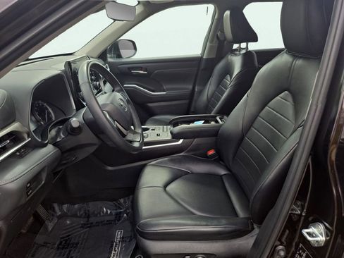 Used 2022 Toyota Highlander XLE image 19