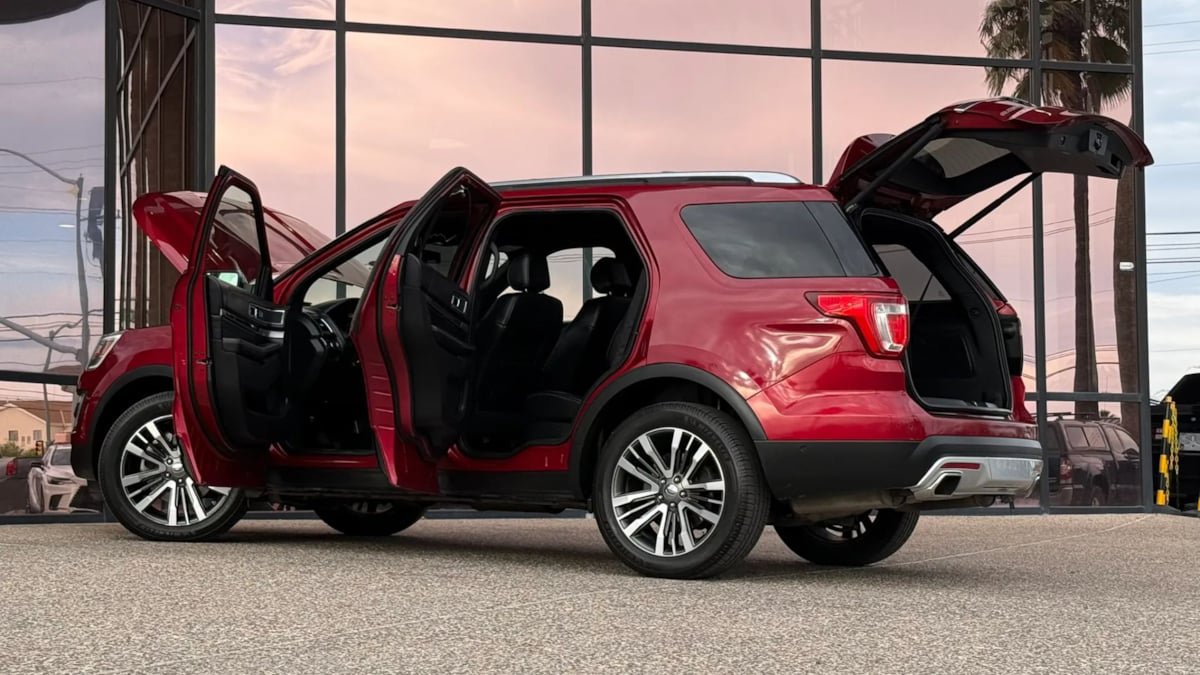 Used 2017 Ford Explorer Platinum AWD/4WD image 29