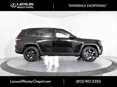 Used 2024 Jeep Grand Cherokee Limited w/ Black Appearance Package image 4