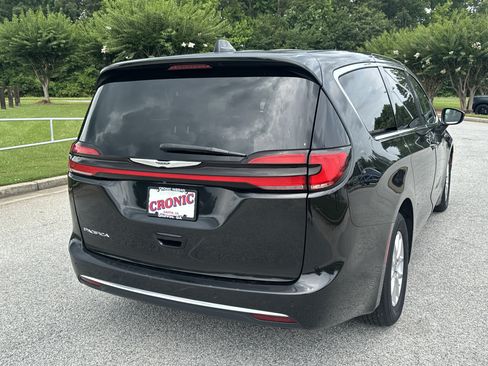Used 2023 Chrysler Pacifica Touring-L FWD image 5