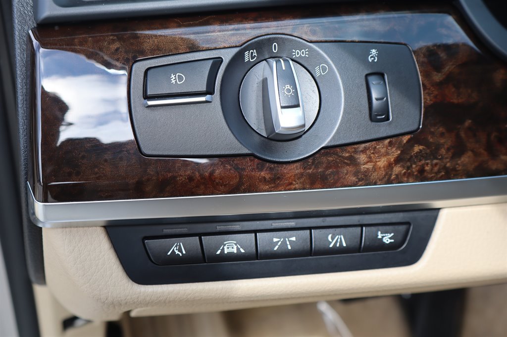 Used 2013 BMW 750i RWD image 31